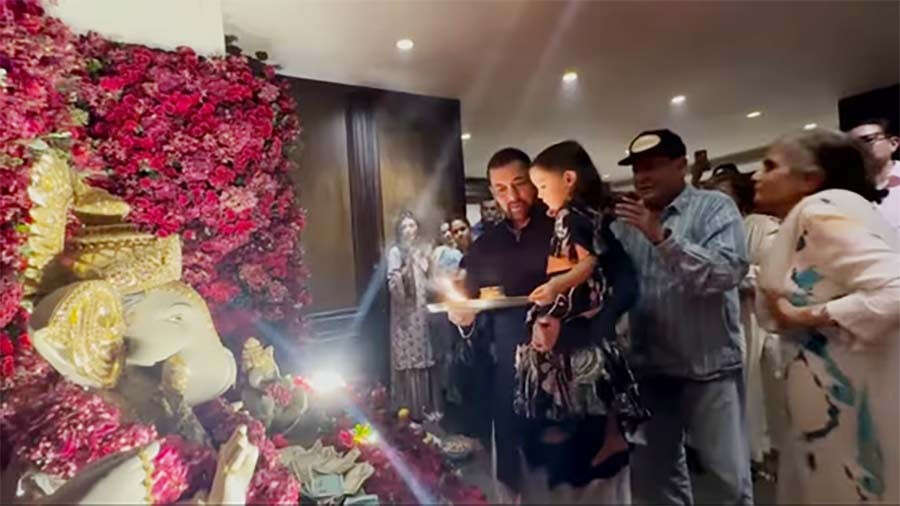5 unique Ganesh Chaturthi traditions of Bollywood celebs