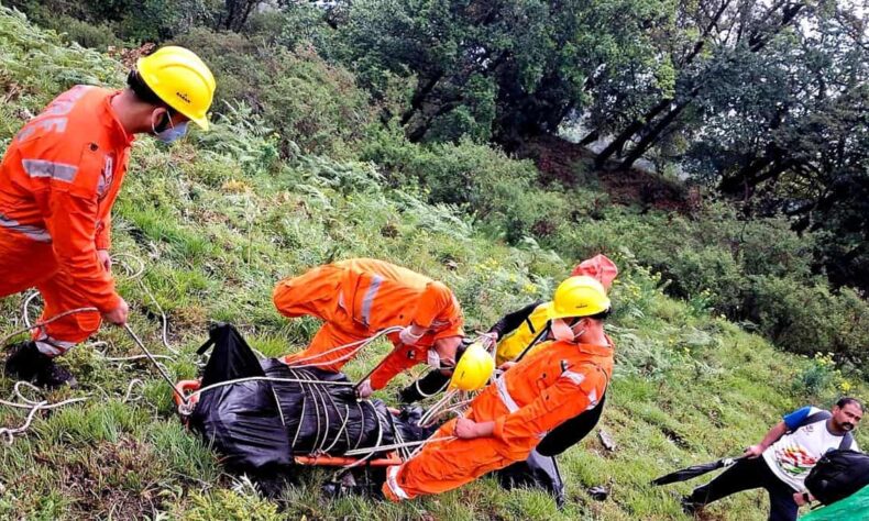 6 dead 11 missing as rescuers dig through debris in