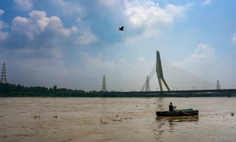 Delhi alerts as Yamuna rises to 20552 m tented relief