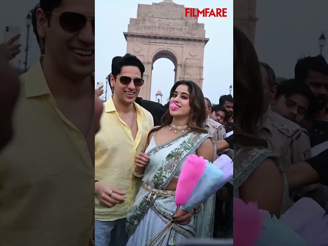 Sidharth Malhotra And Janhvi Kapoor Sharing Cotton Candy At India