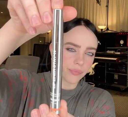1757439113 Billie Eilish Reveals Her Favorite Lip Liner – Hollywood Life