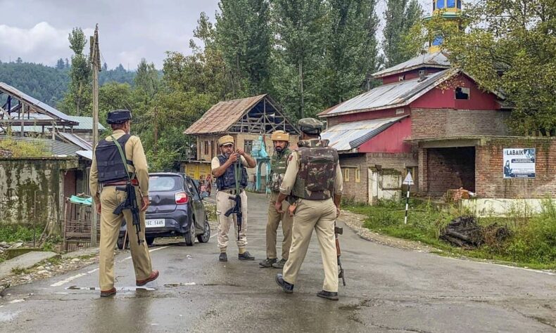 1757502366 J K Police carries out raids in Hizbul Mujahideen terrorists escape