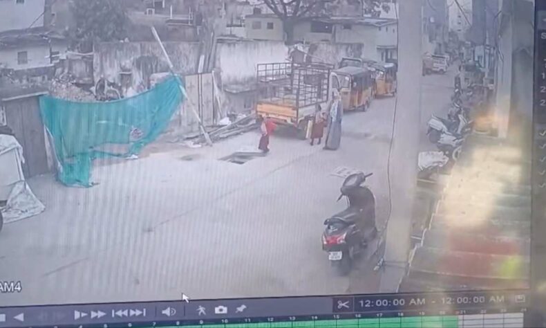 1757575555 Hyderabad school girl falls into open manhole in Yakutpura