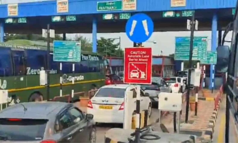 1758377332 Telangana toll plaza choked due to holiday rush