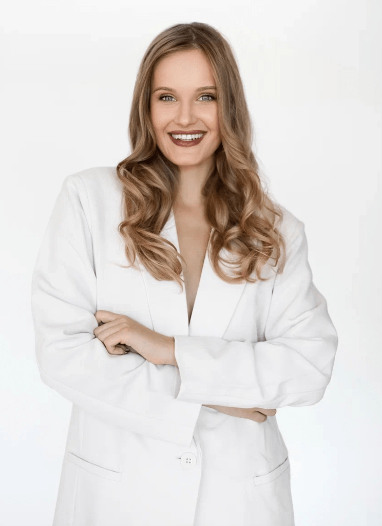 1759269057 711 Polina Niolys Guide to Blogging Success – Hollywood Life