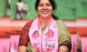 Ex Telangana minister joins queue with farmers for urea