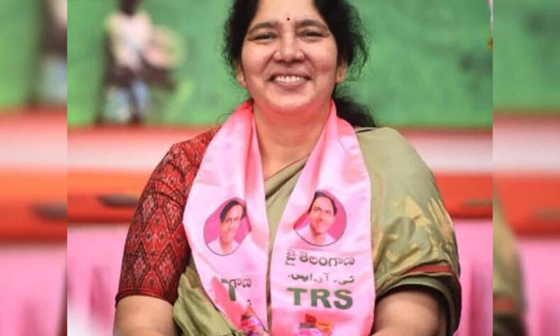 Ex Telangana minister joins queue with farmers for urea