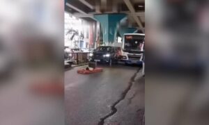 Man brings out mattress to sleep on busy Bengaluru road