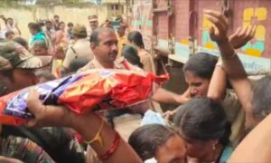 Telangana farmers pelt stones after woman faints in urea queue