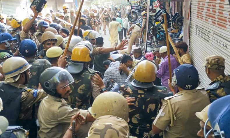 UP police use tear gas lathi charge in Bareilly