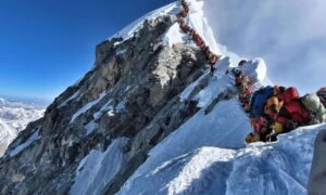1 killed 350 rescued in Tibetan Everest blizzard 200 still