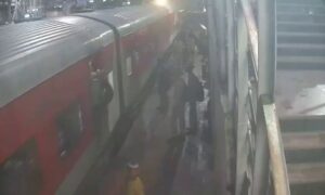 1759285078 RPF constable saves passenger at Secunderabad railway station