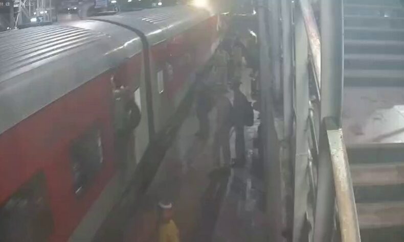 1759285078 RPF constable saves passenger at Secunderabad railway station