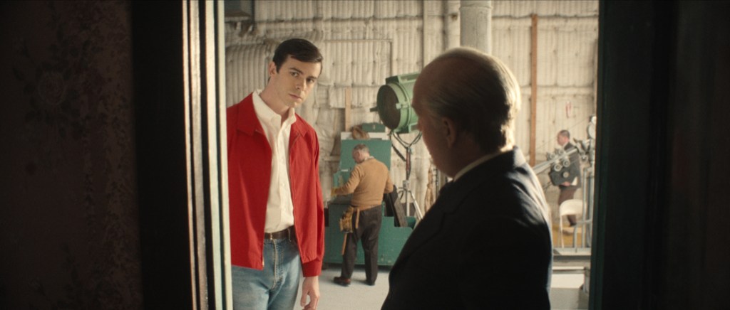 Monster: The Ed Gein Story. (L to R) Joey Pollari as Anthony Perkins, Tom Hollander as Alfred Hitchcock in episode 302 of Monster: The Ed Gein Story. Cr. Courtesy Of Netflix © 2025