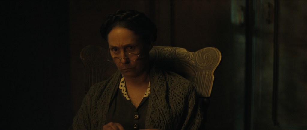 Monster: The Ed Gein Story. Laurie Metcalf as Augusta Gein in episode 304 of Monster: The Ed Gein Story. Cr. Courtesy Of Netflix © 2025