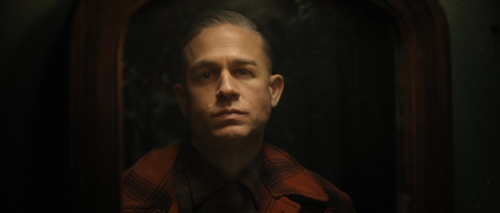 Monster: The Ed Gein Story. Charlie Hunnam as Ed Gein in episode 302 of Monster: The Ed Gein Story. Cr. Courtesy Of Netflix © 2025