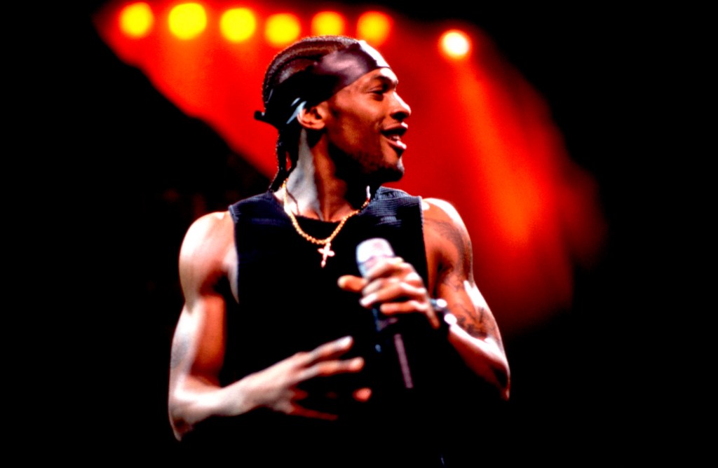 Singer D'Angelo (born Michael Eugene Archer) performs on stage at the Aire Crown Theater, Chicago, Illinois, April 4, 2000. (Photo by Paul Natkin/Getty Images)