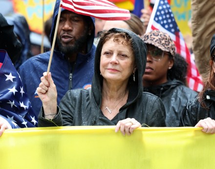 US actors Susan Sarandon (C) and Mark Ruffalo (L)  marche along demonstrators protesting the Trump administration during the "No Kings" rally in New York on June 14, 2025, on the same day as President Trump's military parade in Washington, DC. In response to the military parade celebrating the 250th anniversary of the US Army but also coinciding with Trump's 79th birthday, a "No Kings" movement has sprung up promising to stage protests in more than 2,000 places across the country, including a large parade expected in Los Angeles which organizers say will feature a "20-foot-tall balloon of Trump wearing a diaper." (Photo by CHARLY TRIBALLEAU / AFP)