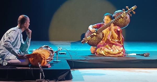 A model for curating performing arts festivals