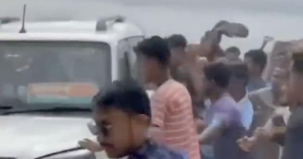 BJP leaders attacked by mob during visit to flood hit area