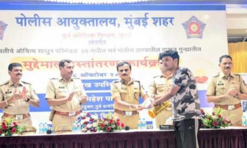 Cops recover 800 stolen and lost mobile phones returns them