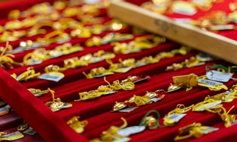 Gold prices soar to new records amid US government shutdown