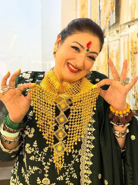 Govinda gifts massive gold necklace to Sunita amid divorce news