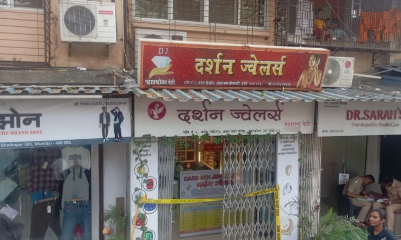 Robbery attempt at Ghatkopar West jewellery shop accused fires in