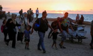 Thousands of Palestinians return to whats left of their homes