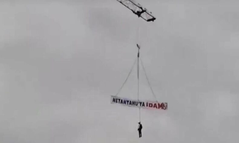 Turkish protesters hang Netanyahu effigy with ‘death penalty sign