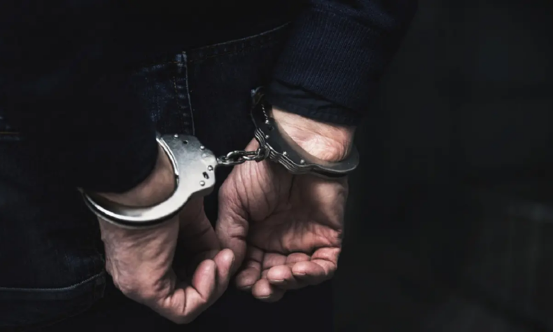 Woman held for stealing jewellery from commuters at Thane railway