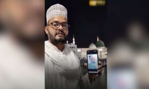 Youth prays for Saint Premanand Maharaj in the holy city