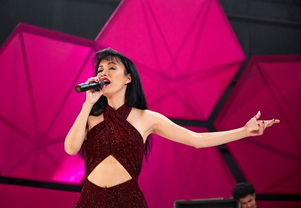 SELENA LA SERIE - Temporada 2 (L to R) CHRISTIAN SERRATOS as SELENA QUINTANILLA in Episode 208 of SELENA LA SERIE Temporada 2. Cr. SARA KHALID/NETFLIX ©️ 2021