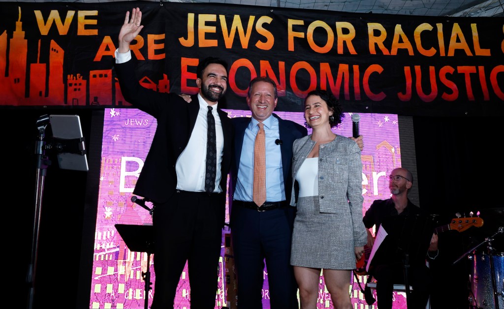 NEW YORK, NEW YORK - SEPTEMBER 10: New York City mayoral candidate Zohran K. Mamdani, NYC comptroller Brad Lander and Ilana Glazer pose during the Jews For Racial And Economic Justice's Mazals Gala on September 10, 2025 in New York City. (Photo by John Lamparski/Getty Images)