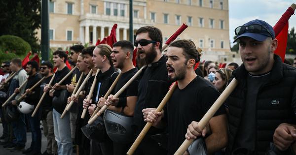 Greeces ‘voluntary 13 hour work day law stretches time instead of