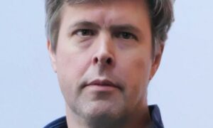 How does David Szalays ‘Flesh portray working class masculinity