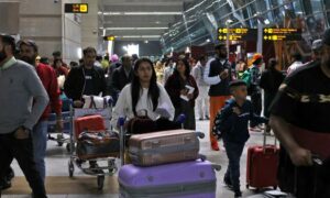 Hundreds of flights delayed after glitch in air traffic control