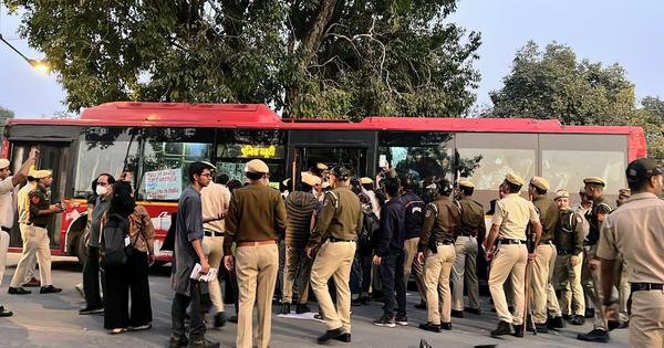 Organisers of Delhi protest against air pollution allege police pressured